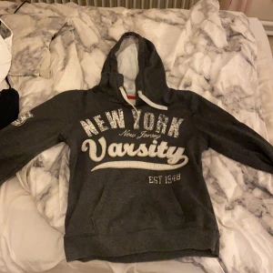 Hoddie - Jätte skön hoddie, dock sönder vid kragen