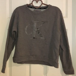 Tröja - Grå tröja med tryck på framsidan