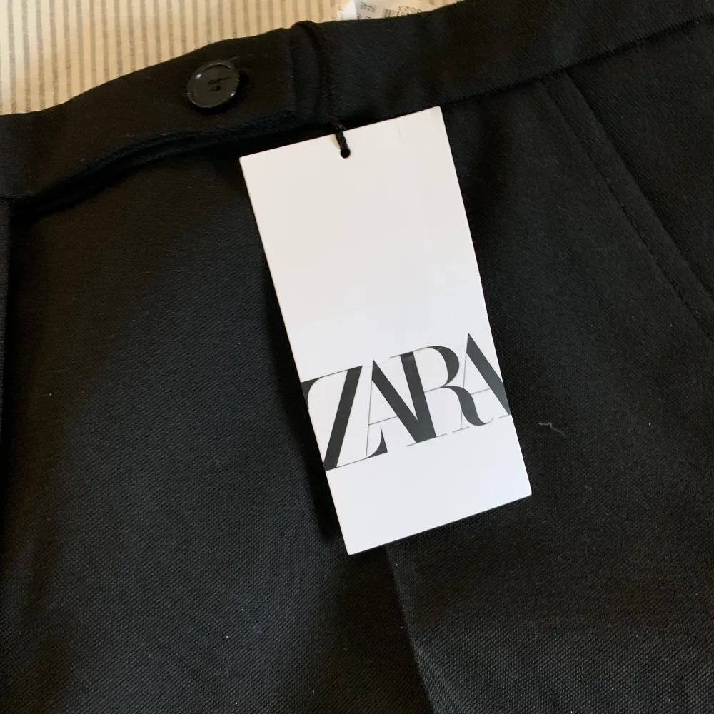 Jättefina och trendiga kostymbyxor från Zara som är utsvängda, fick precis hem dessa men jag säljer byxorna för de var tyvärr för stora i midjan och för långa:( nypris: 559. Säljer för 300. Frakten kan diskuteras.. Jeans & Byxor.
