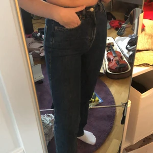 Weekdays mörkblåa jeans i ROW-modell - Har haft dem i några månader men de är som nya, därav priset. Jag är normalt en 38 och de sitter lite tajt på mig men det är också när de är nytvättade som det är så. Hör av dig för fler bilder!