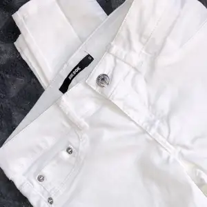 TVÅ PAR. Vanliga vita jeans med silver detaljer, superfina men tyvärr inte kommit till användning. Finns även i Mörkgrön. 80:-/st eller båda för 100:- ✨ storlek S 