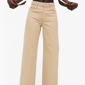 Nya yoko jeans - Populära yoko jeans från Monki, använda en gång och säljet då dom inte kommit till användning. Stl 27 och upsydda för att passa någon som är ca 160, kan skicka exakt mått vid intresse. Köpare står för frakt🥰