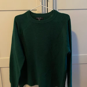 Stickad tröja - En supermysig grön tröja, den är stickad & helt oanvänd. Storlek M. Frakten står jag för🌸