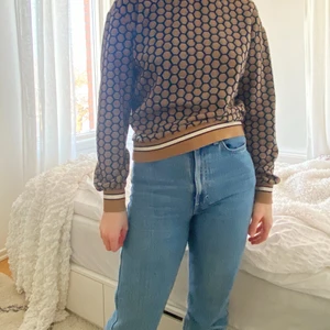 Mönstrad tröja - Mönstrad brun/vit/glittrig tröja från H&M. Superfint mönster. I storlek XS men är lite oversized så passar större storlekar.💓💓 köparen står för frakten