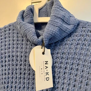 Snygg oversized stickad tjocktröja - Säljer denna helt oanvända stickade tjocktröja ifrån NAKD. Storlek S. Köparen står för frakt.💞