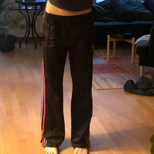 Adidas byxor  - Adidas  byxor köpa hör på Plick som tyvärr är lite för stora/korta. De är lågmidjade och en väldigt unik modell. Passar någon 160-170 skulle jag säga. 
