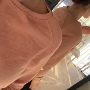 Sweatshirt  - Från lager 157 och är köpt där för 150:-. Använder den inte så den är i riktigt bra skick och är fortfarande mysig på insidan. Frakt tillkommer:)