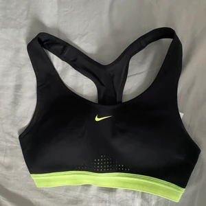 Sport-bh från Nike med neon färg  - Säljer min sport bh från Nike eftersom den är för liten för mig. Den är i väldigt bra skick! Frakt kostar 45kr. 