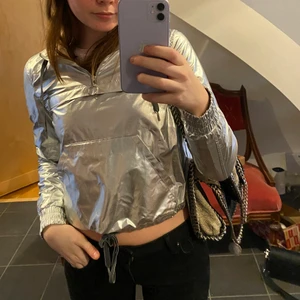 Silverhoodie - Silverhoodie från H&MxCoachella! Så snygg både som tröja eller jacka!💛