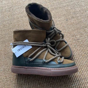 Inuikiis - Säljer nu mina fina inuikiis! Helt nya aldrig andvänt, prislapp kvar!🦋 så fin färg och passar till nästan allt! Köp direkt för 1800kr eller så buda från 1200kr🐬