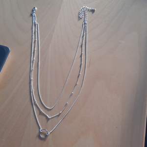 Halsband från H&M med tre rader. 