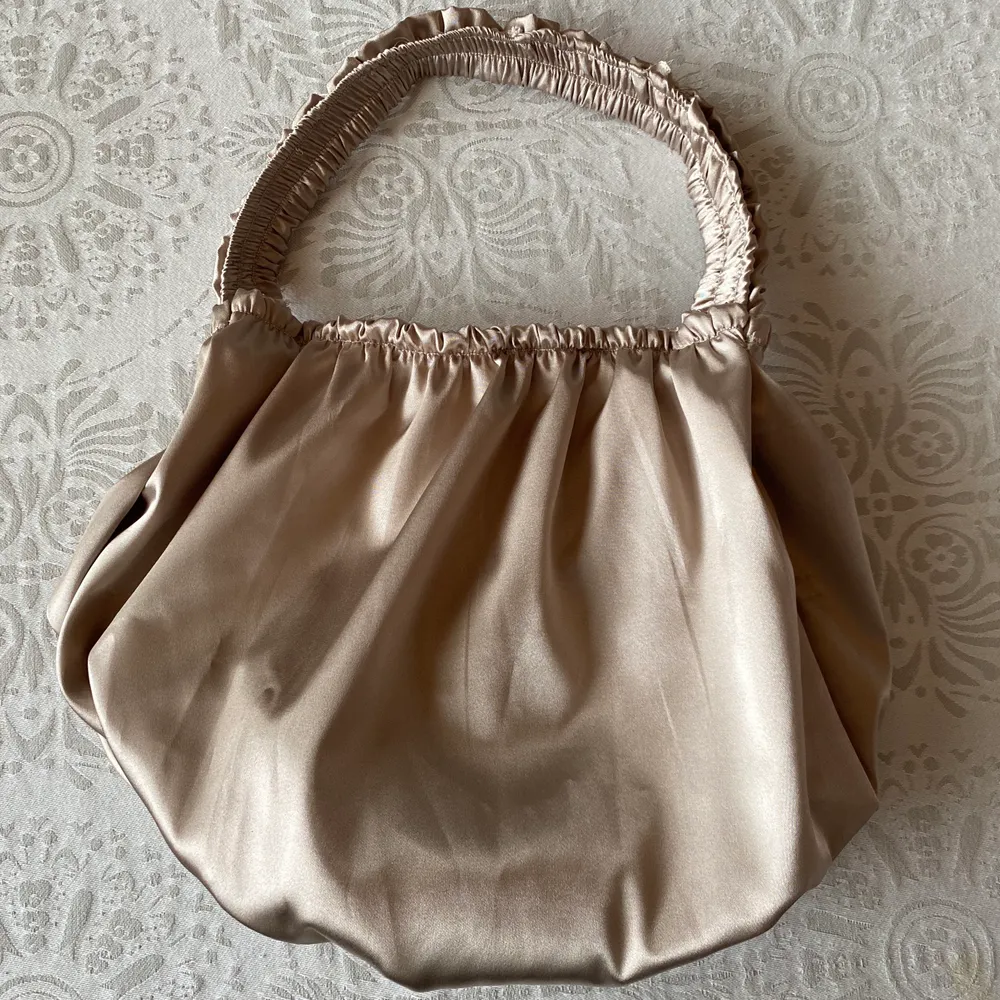 En handsydd city-bag i skimrande satin-tyg🤍 Det går att beställa i andra färger, och med egna önskemål om detaljer etc. ✨ I väskan får du plats med det allra viktigaste, plånbok, körkort och andra mindre tillhörigheter💗. Väskor.