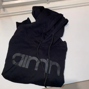 Träningströja från aimn - Svart hoodie från aimn, använd 2 gånger, frakt tillkommer💙😇