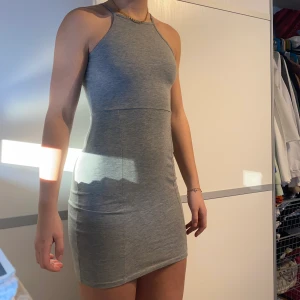Minidress - Grå tight klänning med något högre hals