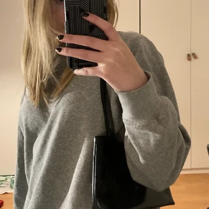 Svart axelväska  - Säljer denna super snygga ish baguette bag för att den inte direkt är min stil. Köpt på myrorna för 100kr. Köpt väldigt nyligen och har inte använt den.  Finns bara några få repor men syns knappast. Kan mötas upp. 