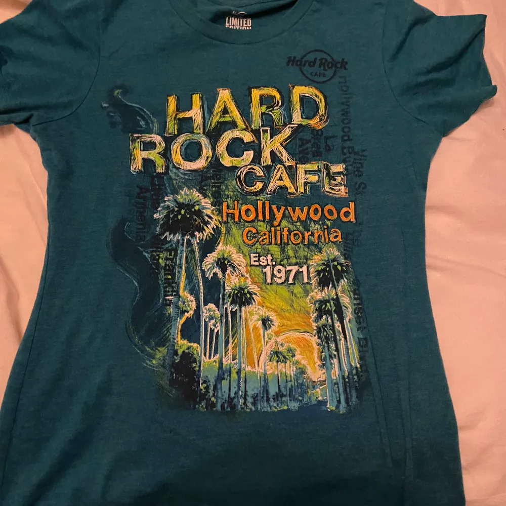 Jättefin hard rock café tröja köpt second hand som knappt är använd:). T-shirts.