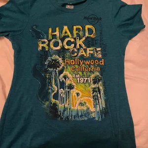 Blå/ turkos hard rock café tröja  - Jättefin hard rock café tröja köpt second hand som knappt är använd:)