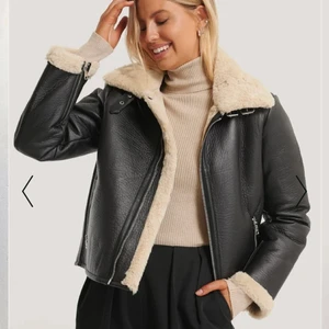 Na-kd jacka  - Fräsch och trendig fodrad skinnjacka från NAKD Väldigt lite använd, som ny.  Perfekt nu till våren. Den är i strl 32 men upplever den som en 34. Första bilden är från hemsida men min är en lite längre modell🥰