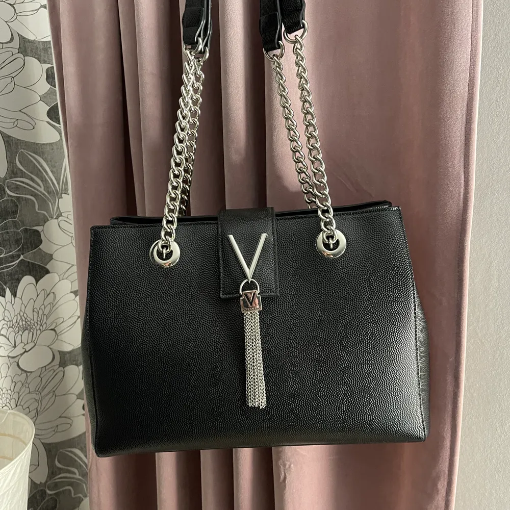 Säljer nu min älskade Valentino väska som jag tyvärr inte längre har någon användning för. Använd ett få tal gånger. Skulle gissa på 2-3 gånger. Nypris 1500kr 💖⭐️ Frakt ingår i priset 😇 Priset kan även diskuteras 😇. Väskor.