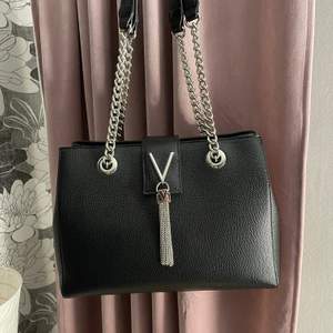 Säljer nu min älskade Valentino väska som jag tyvärr inte längre har någon användning för. Använd ett få tal gånger. Skulle gissa på 2-3 gånger. Nypris 1500kr 💖⭐️ Frakt ingår i priset 😇 Priset kan även diskuteras 😇