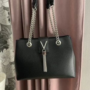 VALENTINO VÄSKA - Säljer nu min älskade Valentino väska som jag tyvärr inte längre har någon användning för. Använd ett få tal gånger. Skulle gissa på 2-3 gånger. Nypris 1500kr 💖⭐️ Frakt ingår i priset 😇 Priset kan även diskuteras 😇