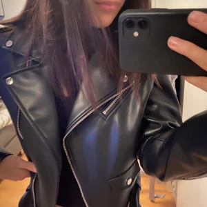 ZARA skinnjacka - Slutsåld jacka från ZARA i storlek L men skulle säga att den är lite liten i storleken. Passar mig snyggt som har S i vanliga fall. Är i fint skick och endast använd ett fåtal gånger. + frakt 💞✨