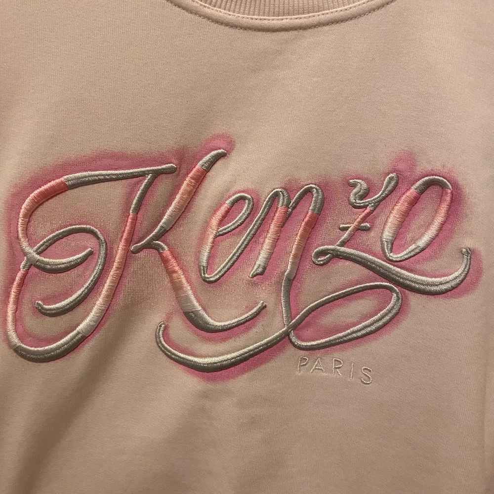 Säljer denna ljusrosa tröja från Kenzo! Jättebra skick och snygg passform, ser helt oanvänd ut😇 . Tröjor & Koftor.