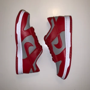 Nike Dunk UNLV 37,5 (US5Y) - Säljer ett par äkta oanvända Nike Dunk UNLV i storlek 37,5 för 1300 kr. Kan mötas upp på Östermalm eller skicka