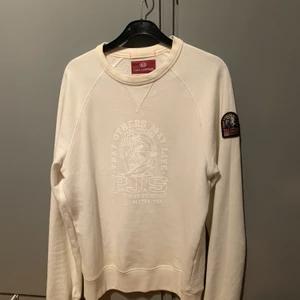 Tröja - Snygg tröja från parajumpers! Köparen står för frakten!