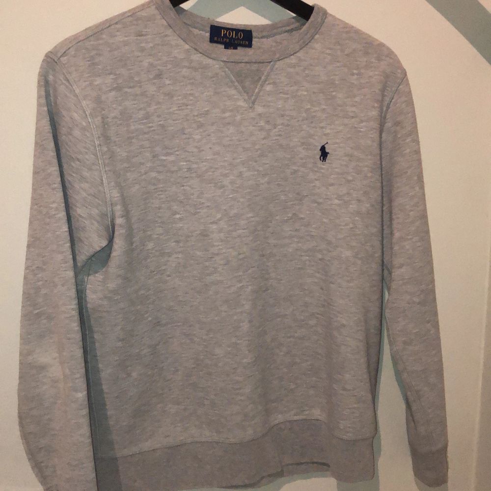 Jätteskön och snygg sweatshirt från Polo Ralph Lauren i storlek L (boys 14-16). Nypris ligger på runt 1000kr och säljer för endast 250kr. Passar dig som är mellan 165-175 lång. Säljer pga att jag inte har någon användning för den längre. Pris kan diskuteras!. Tröjor & Koftor.