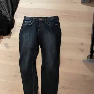 Lowwaistade baggy jeans, mörkblåa. Jättebekvämt material. Passar mig som har storlek S bra, men skulle även passa storlek XS och M eftersom de är ganska stretchiga.