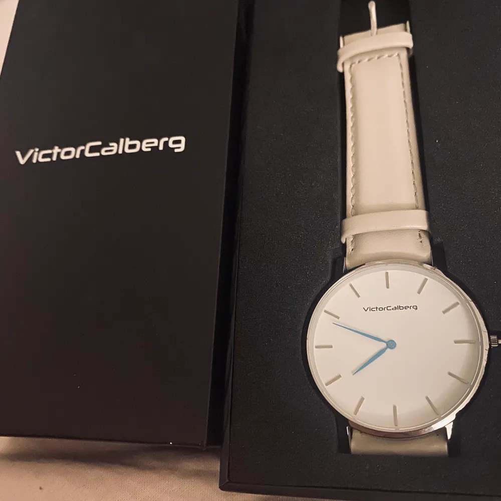 En Victor Carlberg klocka oanvänd helt ny säljer den för frakt ingår🥰 . Övrigt.