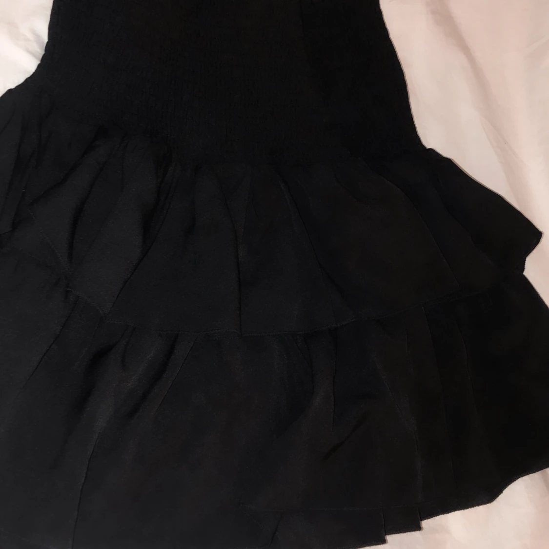 Neo Noir kjol med volanger  - 90