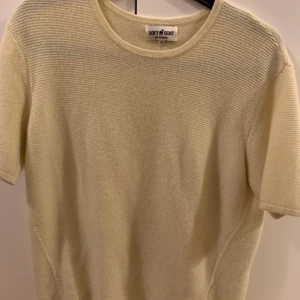 Soft Goat tröja - En citrongul kashmir tröja från Soft Goat med räfflor. Använd ett fåtal gånger och därmed i väldigt bra skick. Säljer pga använder inte så mycket. Står XS men skulle mer säga att den är en S då den är lite oversize.