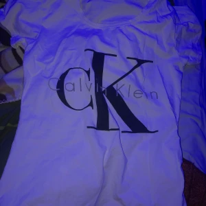 Äkta Calvin klein topp - Aldrig använd! Jätte skön, frakt tillkommer. Pris kan diskuteras 💕