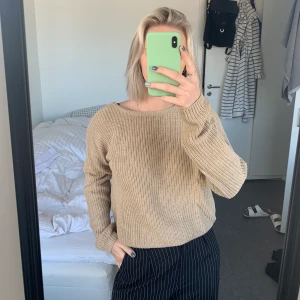 Stickad tröja - Snygg och användbar stickad tröja från NAKD! Man kan ha den både så den får en djup rygg men även som V-ringad! Använd väldigt lite så är u bra skick! Billiga priset är pga att jag vill göra plats för annat i garderoben! Stl xs