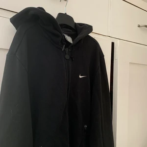 Nike-hoodie vintage - Superfin Nike-hoodie i str L barnstorlek, passar både XS/S, beroende på hur man vill att den ska sitta. Dragkedjan är lite trög, men går absolut att stänga. 100 kr+frakt ⚡️⚡️ buda privat, högsta bud just nu är 160+frakt! 