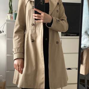 Zara Woman trench coat i beige med ett skärp i midjan storlek XS. Mycket bra skick.  Säljes för 150 kr.
