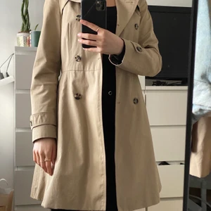 Zara Woman trench coat - Zara Woman trench coat i beige med ett skärp i midjan storlek XS. Mycket bra skick.  Säljes för 150 kr.