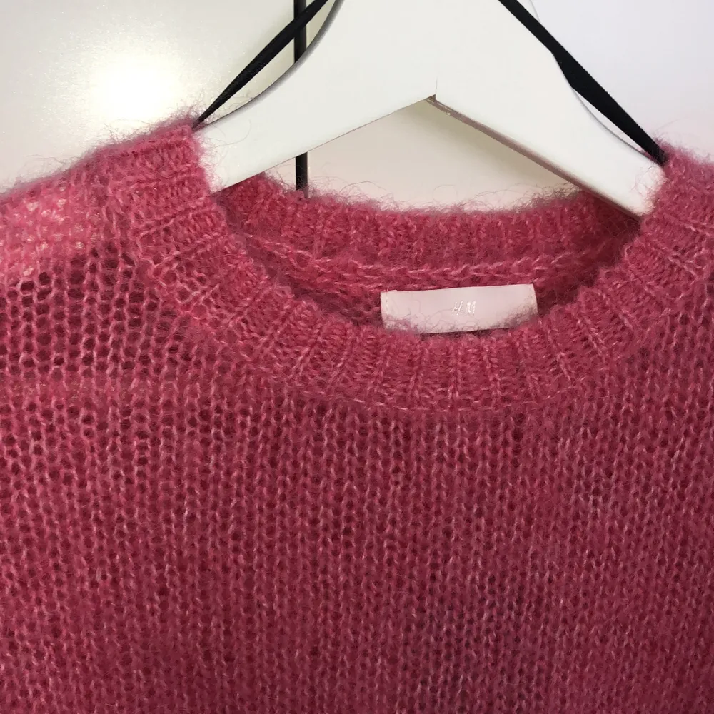 Oanvänd rosa knittedsweater med lapp kvar. Original pris 299kr.. Stickat.