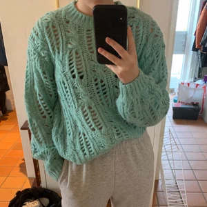 Stickad tröja  - Turkos stickad tröja från Nelly. Superskön men har tyvärr inte kommit till användning. Storlek XS men relativt oversized på mig som vanligtvis har S. Nypris: 399 kr