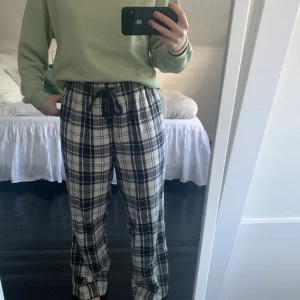 Pyjamas byxor 👖  AVSLUTAD - Pyjamas byxor storlek M, använda ett fåtal gånger ✨ bud från 80kr🦋 Höj med minst 10kr!!Budgivningen avslutas tisdag (9onde februari) 20.00✨