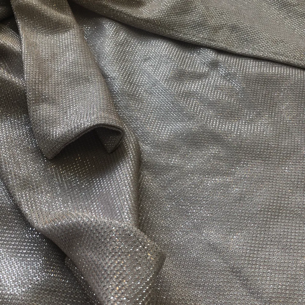 En glittrig kjol med knytning som aldrig kommit till användning med prislapp kvar ifrån bikbok. I storlek S men skulle säga att den är ganska stor i storleken. Pris diskuteras tillsammans 💕. Kjolar.