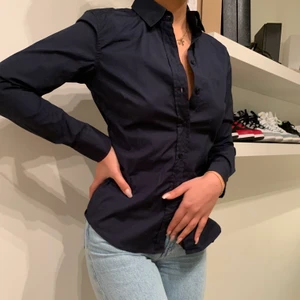 Gant skorta mörkblå - Sitter jätte fint på kroppen, figursydd, jätte bra skick💙