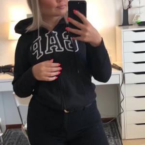 GAP hoodie - Hoodie med dragkedja. Inte alls så använd. Frakten ingår i priset💞💞