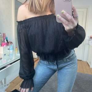 Skitsnygg festtopp  - En väldigt snygg fest topp med glitterdetaljer. Använd en gång. Den är i storlek 34 men skulle absolut passa både 32 och 36!💕