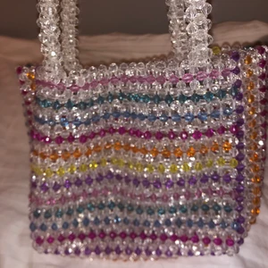 Pärlväska - Jättegullig liten väska gjort av pärlor! Aldrig använt denna så den är fortfarande som ny☺️ Köptes för 400kr. Lägg ett bud eller köp direkt för utsatt pris😻