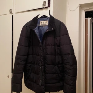 Barbour Jacka Herr Strl L - Här har vi en fin jacka ifrån Barbour, den är i nyskick, använd några fåtal gånger. Köpt på Care of Carl. Nypris 2299:- nupris 1000:-