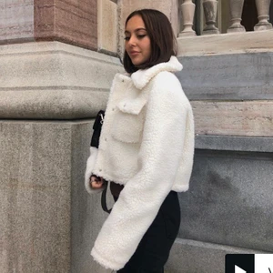 BUDGIVNING!! Teddy jacka Nakd x Linn Ahlborg  - En Teddy päls jacka köpt från Linn ahlborgs kollektion med nakd som verkar vara slutsåld. Jätte snygg jacka och de ja älskar är hur den sitter lite hängigt som ser så snyggt ut och är även varm och skön! Storlek 36 nypris:900 💖