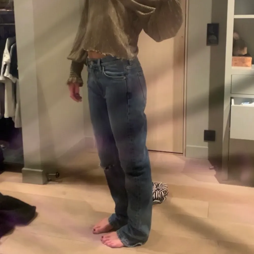 Säljer mina jötte snygga jeans från Arket som är helt slutsålda kan skicka mer bilder på hur dom ser ut🥰 lågmidjade också🤪. Jeans & Byxor.